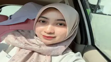 Azkia Bu Dokter Jilbab Cantik Yang Lagi Viral poster