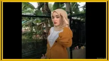 Cewek Jilbab Cantik Bugil Ngajak Selingkuh Suami Orang poster